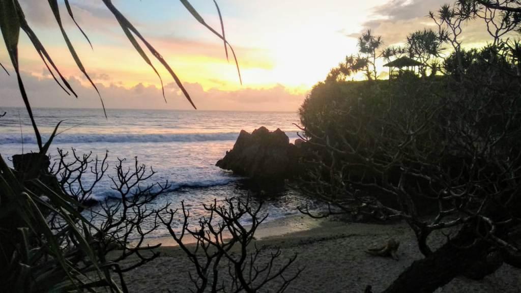 Pantai Nglolang