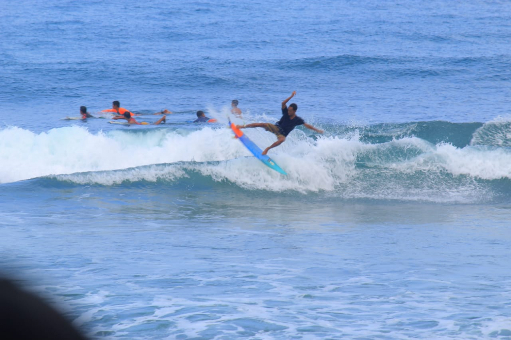 Surfing di Pantai Wediombo