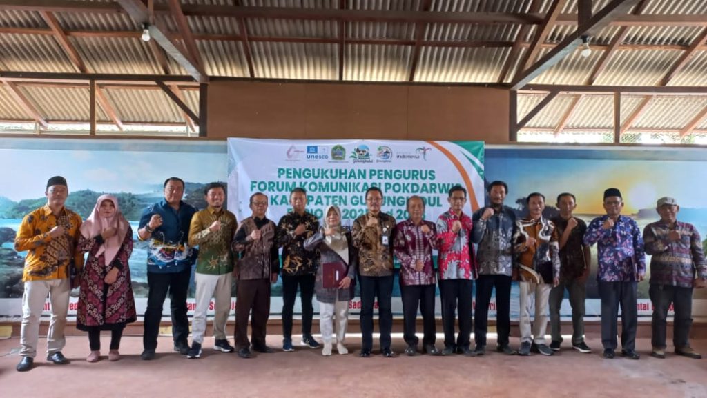 Penyerahan SK Pokdarwis dan SK Penetapan Desa Wisata