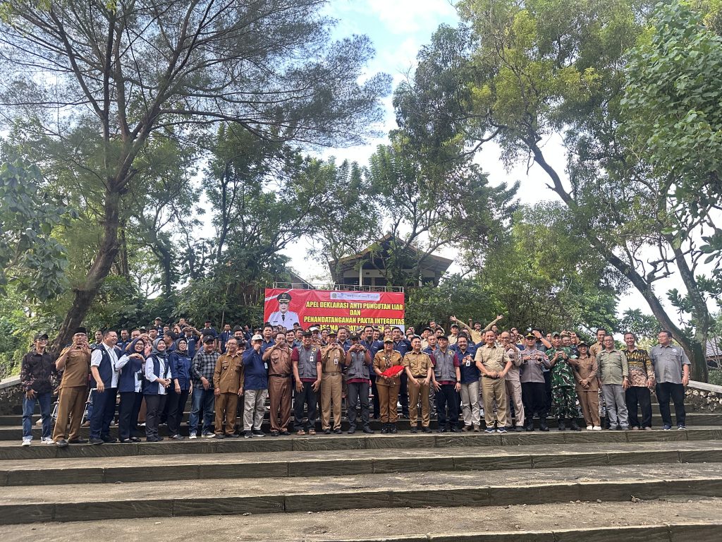 Petugas Retribusi Wisata Bersama Bupati Gunungkidul Gelar Apel Deklarasi Anti Pungli dan Penandatanganan Pakta Integritas di Pantai Sundak