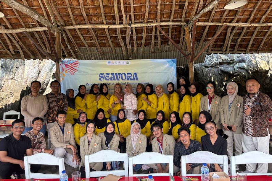 Tim PPK Ormawa KSK Biogama mengembangkan produk nori bersama Kelompok Sayuk Rukun di Pantai Sepanjang