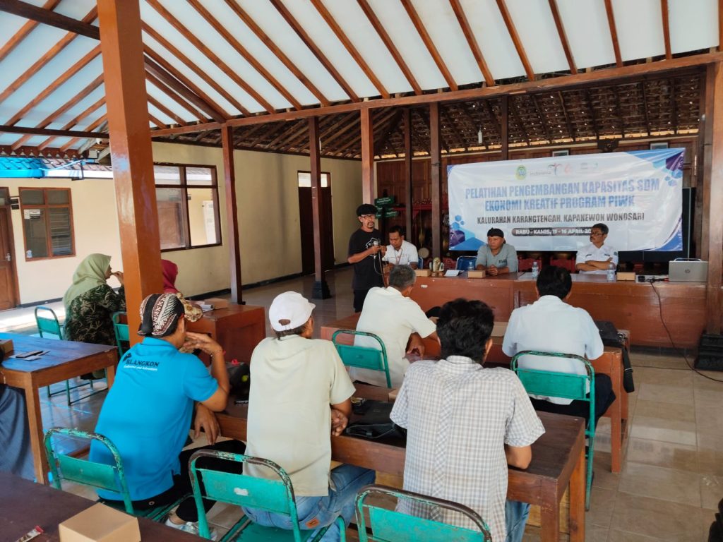 Pelatihan Pengembangan Kapasitas Sumber Daya Manusia (SDM) Ekonomi Kreatif melalui Program PIWK